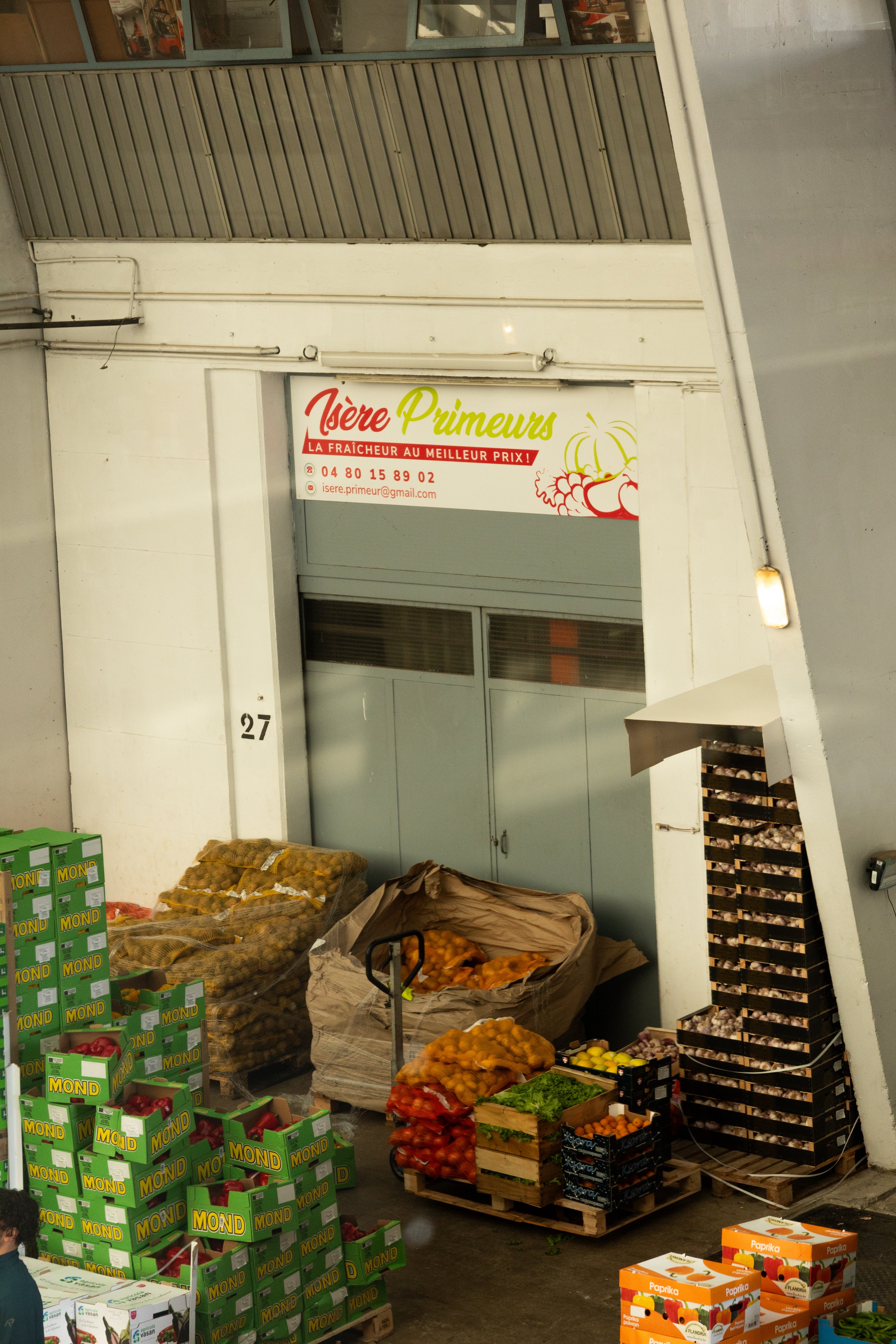 Grossistes en fruits et légumes au Grand Marché des Alpes, MIN de Grenoble, marché de gros alimentaire pour professionnels à Grenoble.